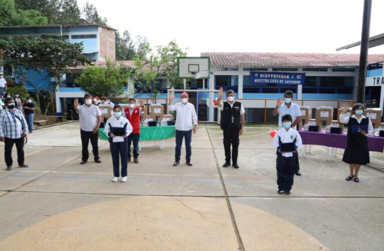 Ocho mil escolares de Piura que recibieron tablets no pueden recibir clases por problemas en los equipos